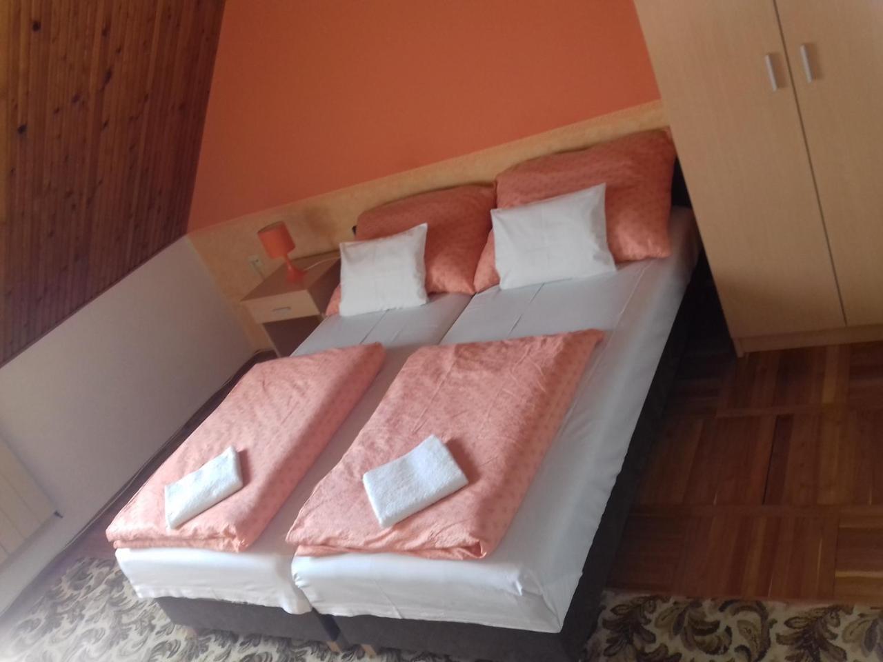 Petra Vendeghaz Apartment Buk Ngoại thất bức ảnh